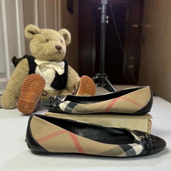 Burberry Shoes - Burberry Beige Plaid Leather Cap Toe Flats